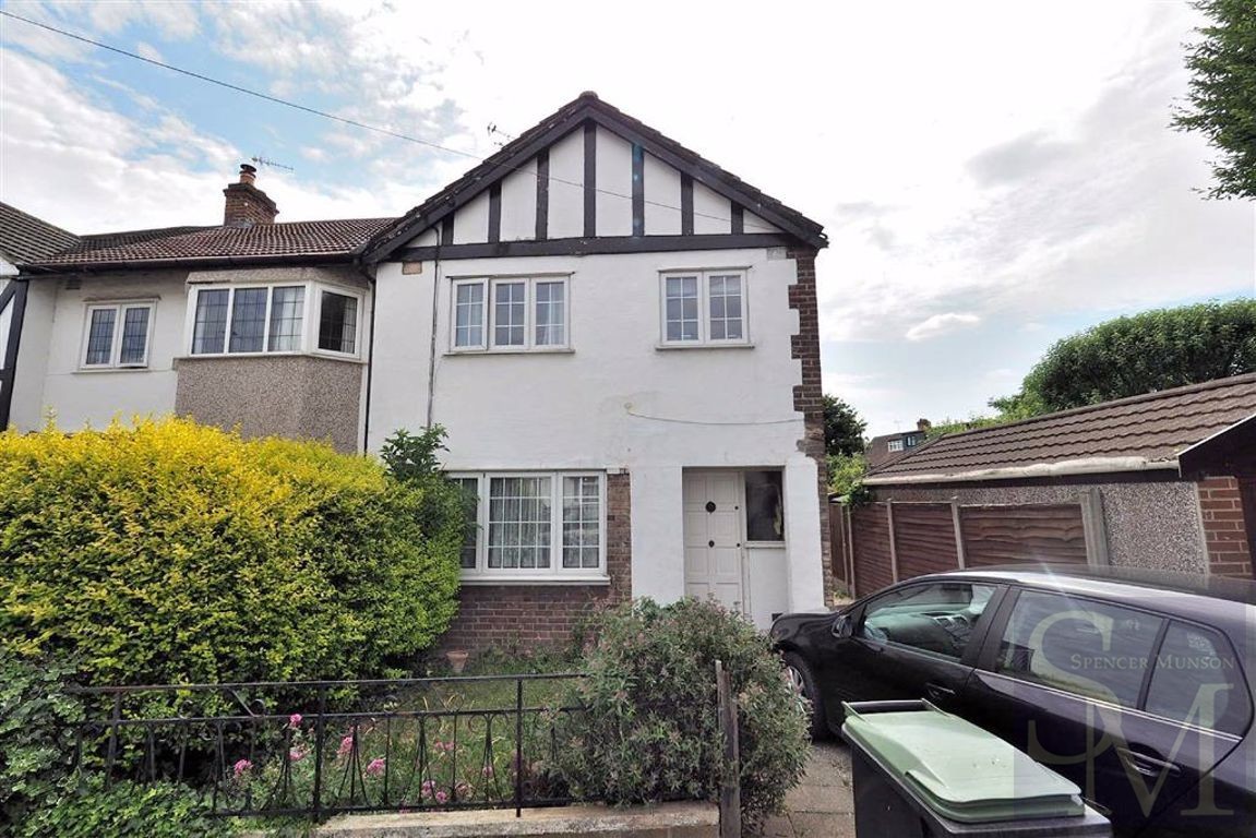 Habgood Road, Loughton, Essex Spencer Munson Property Services