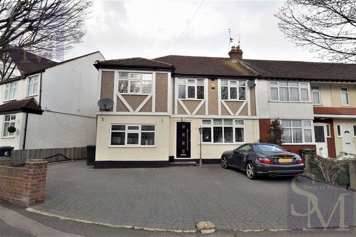 River Way, Loughton, Essex Spencer Munson Property Services