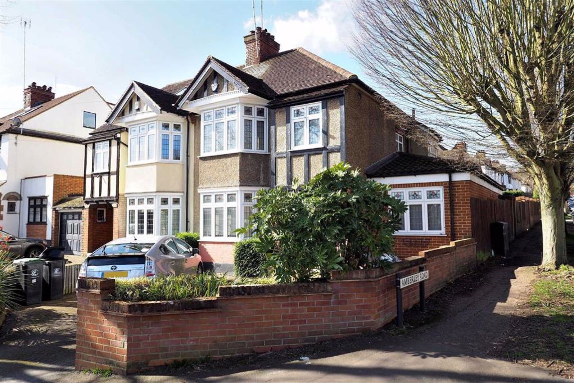 Roebuck Lane, Buckhurst Hill Spencer Munson Property Services