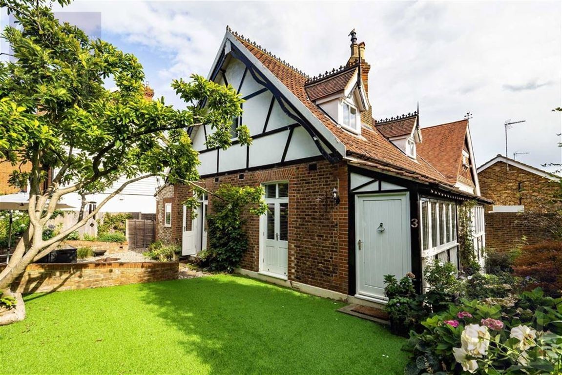 Staples Road, Loughton, Essex Spencer Munson Property Services