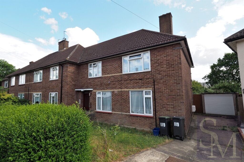 Chequers Road, Loughton IG10 Spencer Munson Property Services