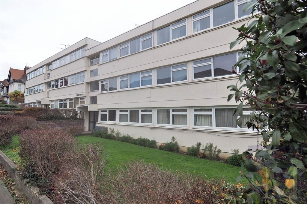 Glenmead, Palmerston Road, Buckhurst Hill IG9 Spencer Munson Property