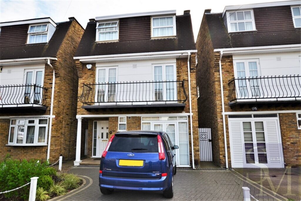 Shenfield Road, Woodford Green IG8 Spencer Munson Property Services