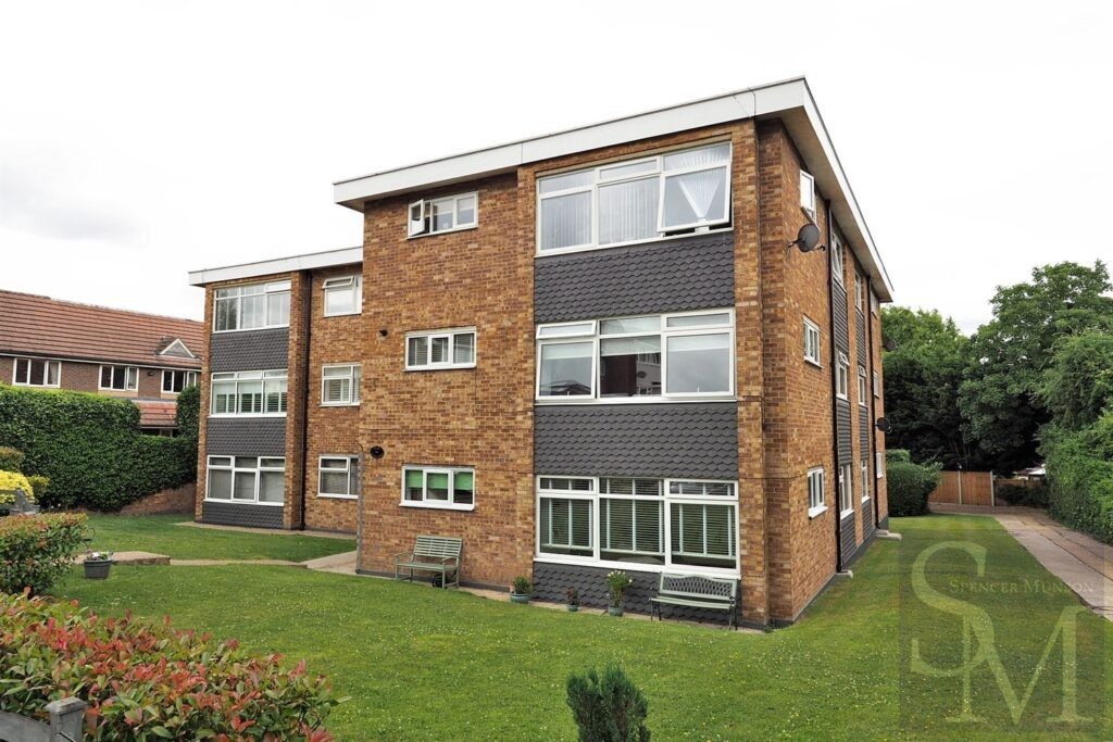 Cedar Close, Buckhurst Hill IG9 Spencer Munson Property Services