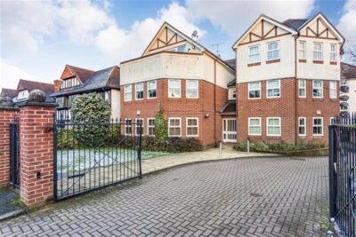 11 Oakleighs, Woodford Green, IG8